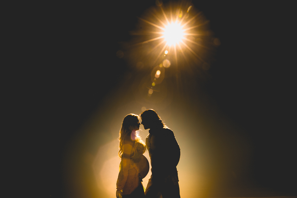 Casal fotografado com uma silhueta e um contra luz top com o flash e o sol. 