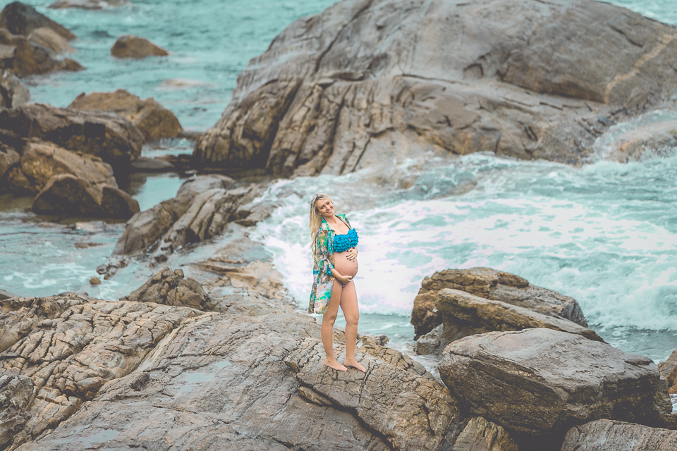 Mamãe Grávida em meio as pedras e as ondas na praia da Sepultura