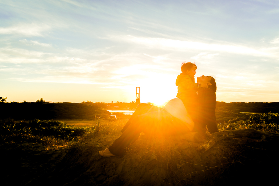Mãe com o filhinho brincando