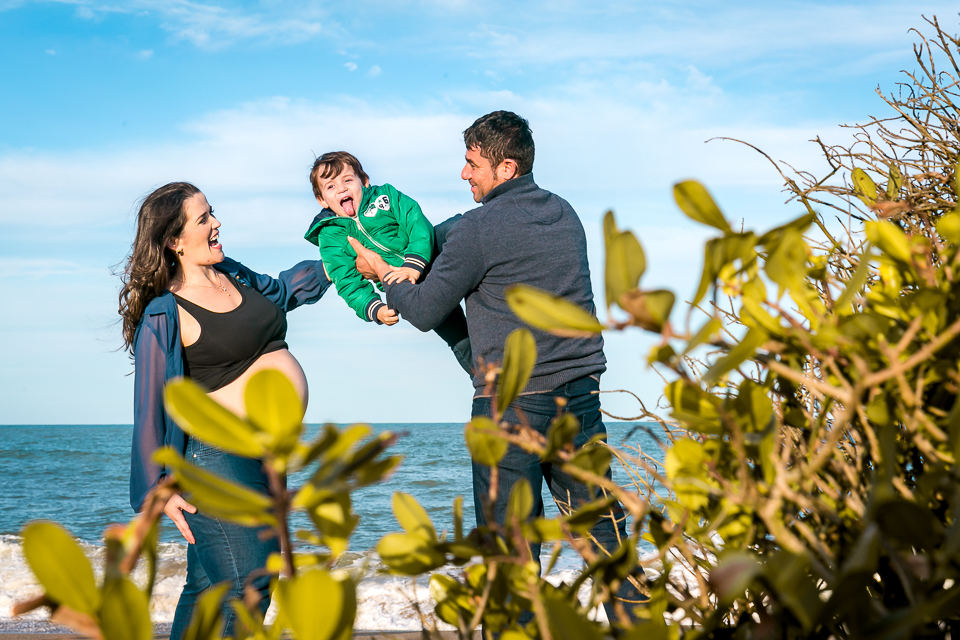 Foto de família, brincando com o irmãozinho.