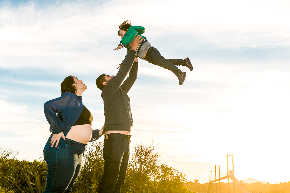 Pai brincando com o filho