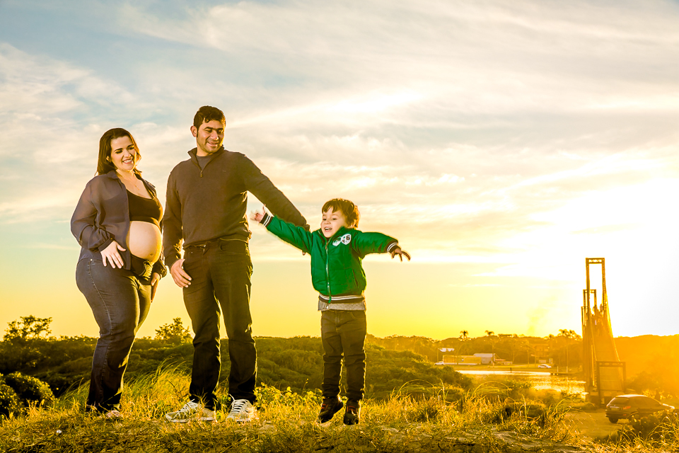 A alegria do irmão nas fotos de gestante da mamãe