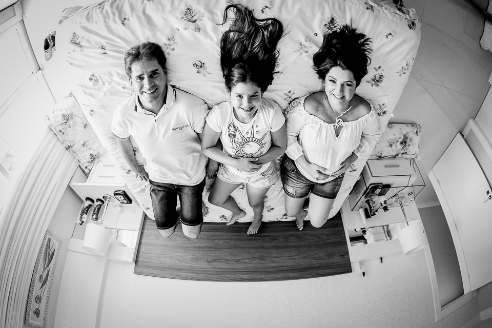 Família feliz, foto na cama da família num momento de alegria e descontração