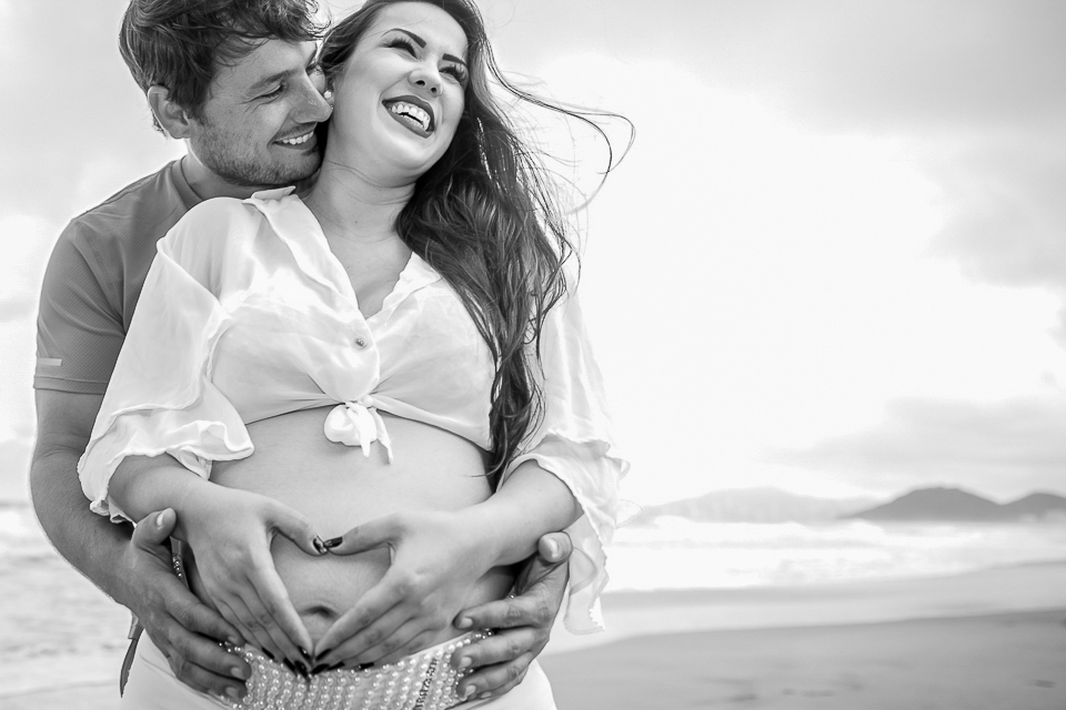 Casal feliz na sessão externa de gestante