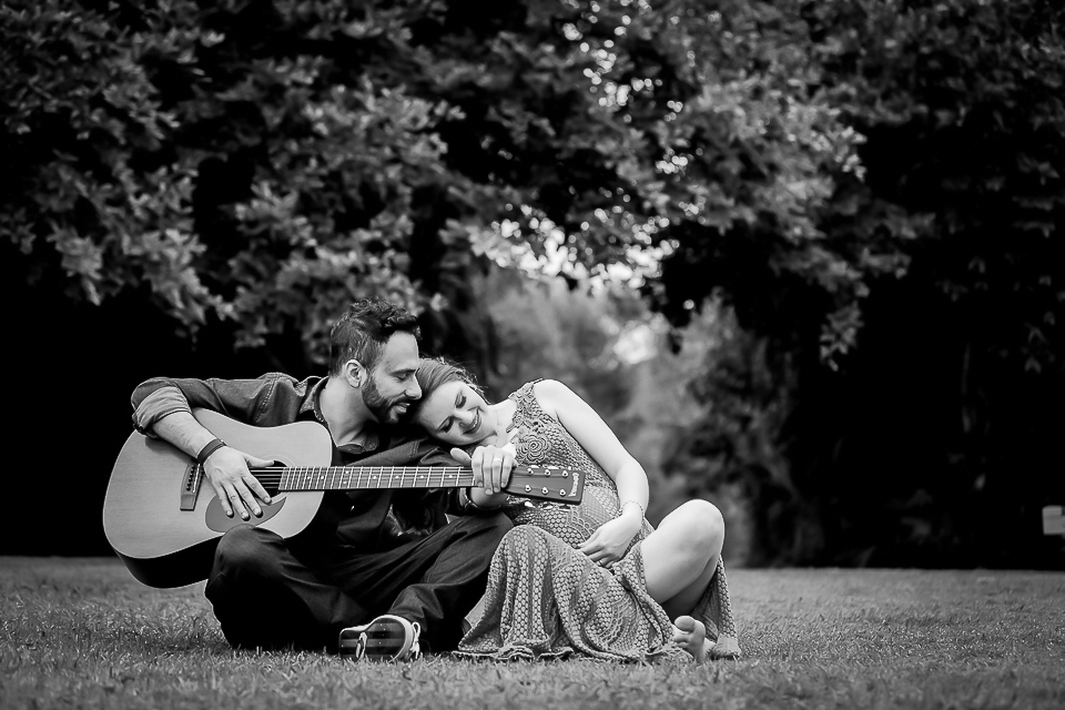 Um carinho do pai. O casal curtindo à espera do bebê