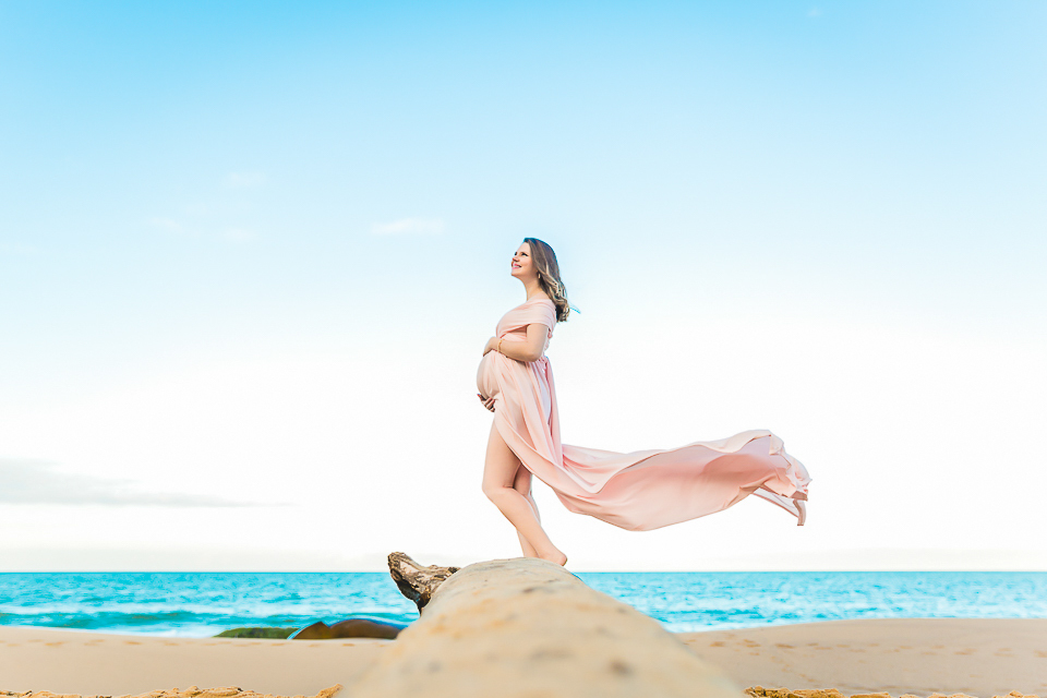 Fotos da gestante com vestido feito por ela.