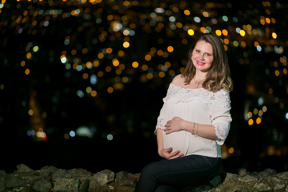 Ensaio gestante sob as luzes da cidade de Itajaí