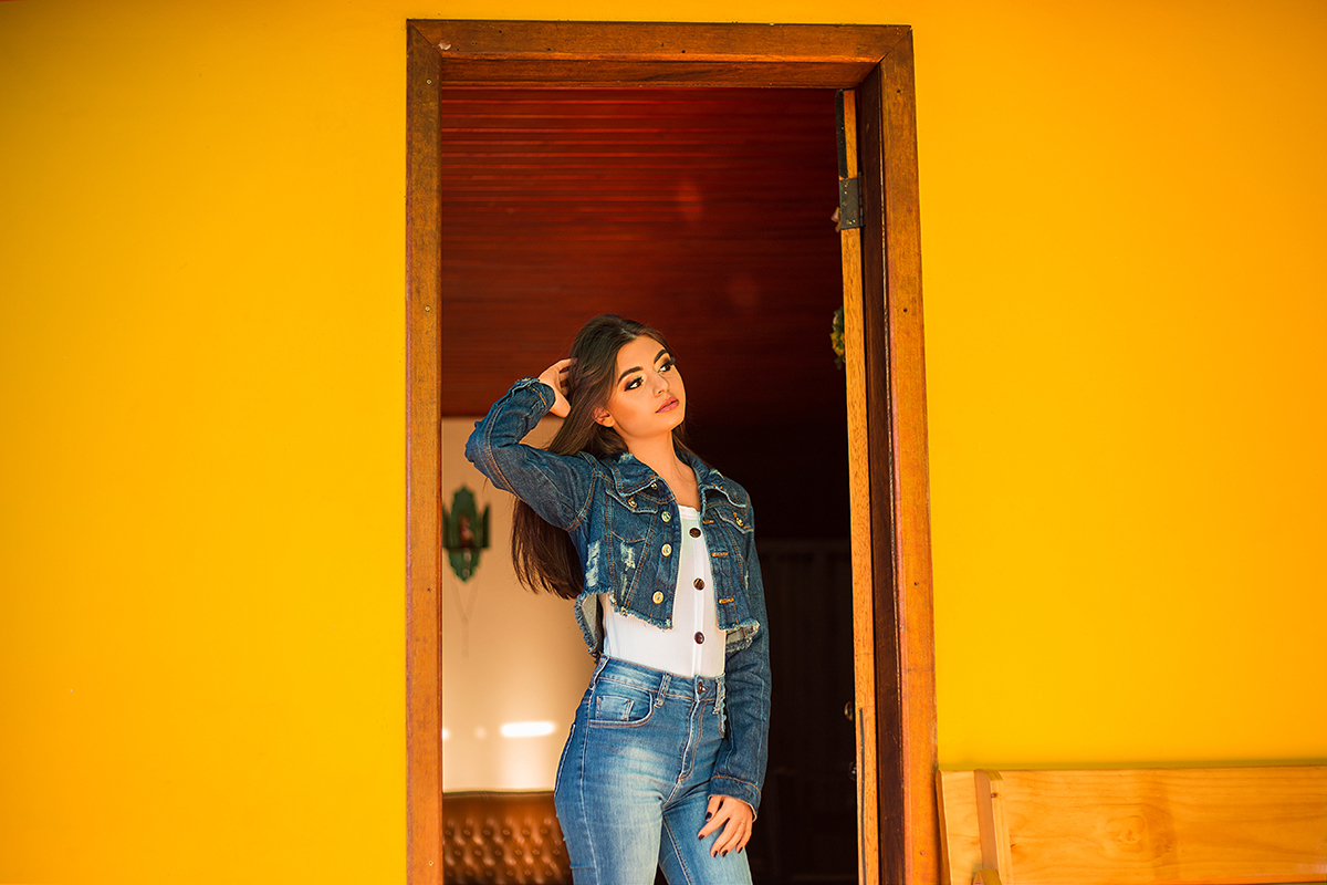 Sessão externa 15 anos Kauani casa amarela