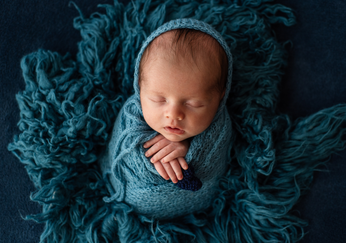 foto de bebê enrolado na manta