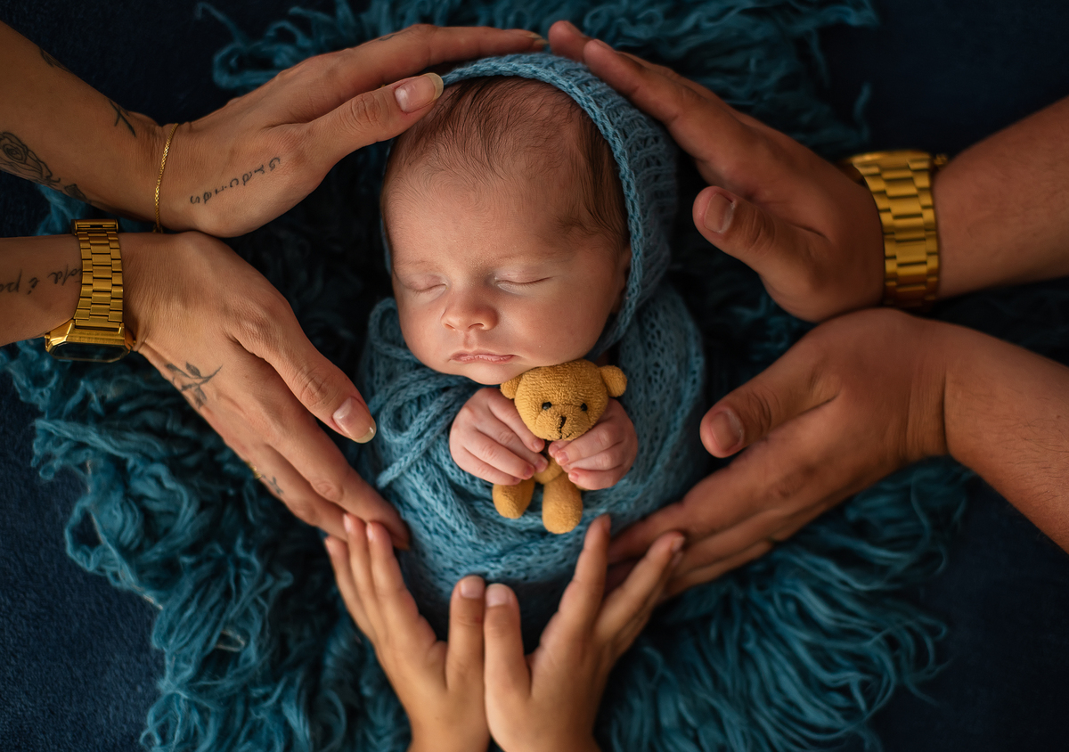 bebê em pose newborn