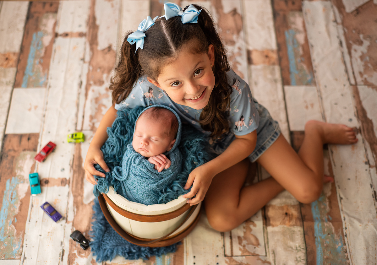 foto de bebê com carrinhos