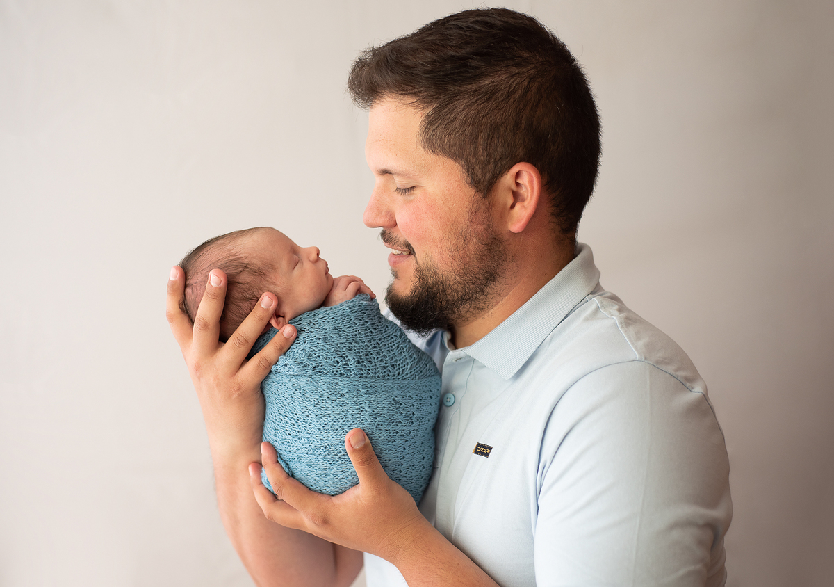 fotografia pai olhando bebê