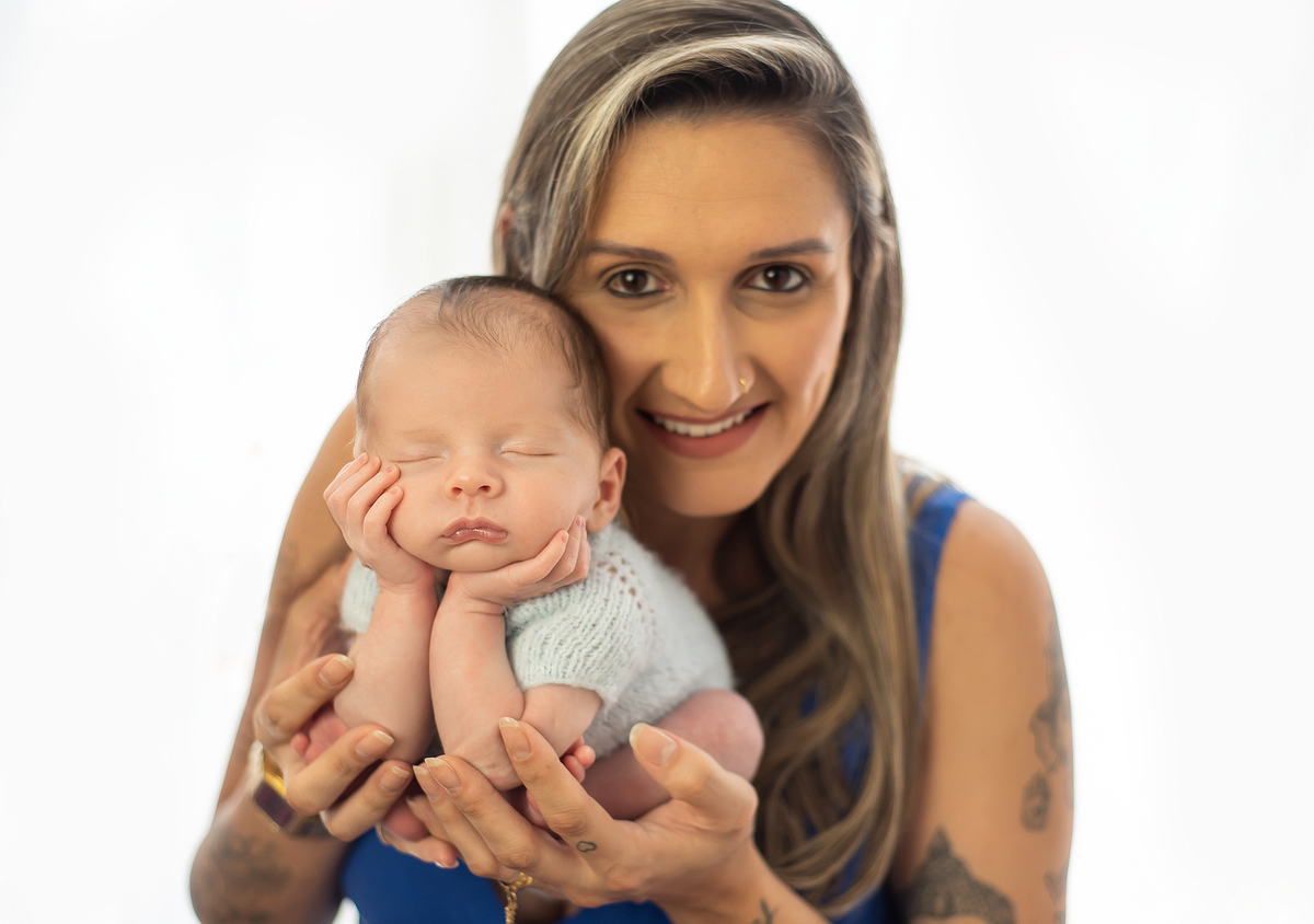 mãe segurando bebê no ensaio fotográfico