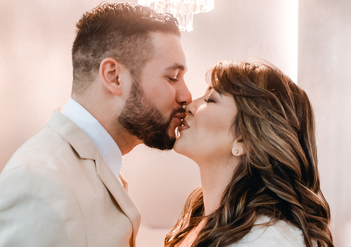 Casal troca um beijo após a cerimônia de casamento civil em Farroupilha, em um registro espontâneo e afetuoso.