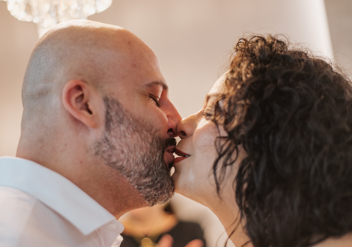 Close do beijo de Stefhanie e John durante os registros fotográficos do casamento civil em Farroupilha.