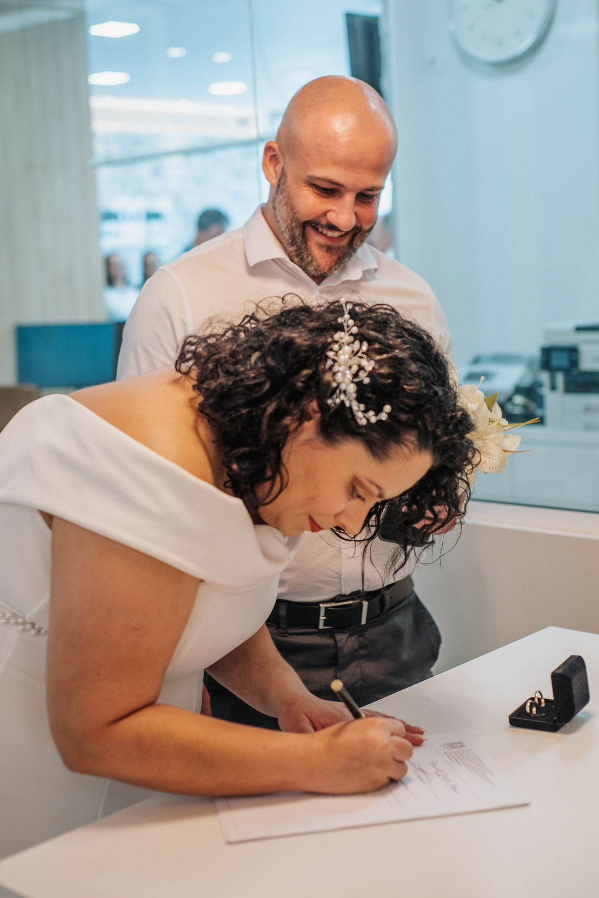 Stefhanie inclina a cabeça durante um momento da cerimônia de casamento civil em Farroupilha.