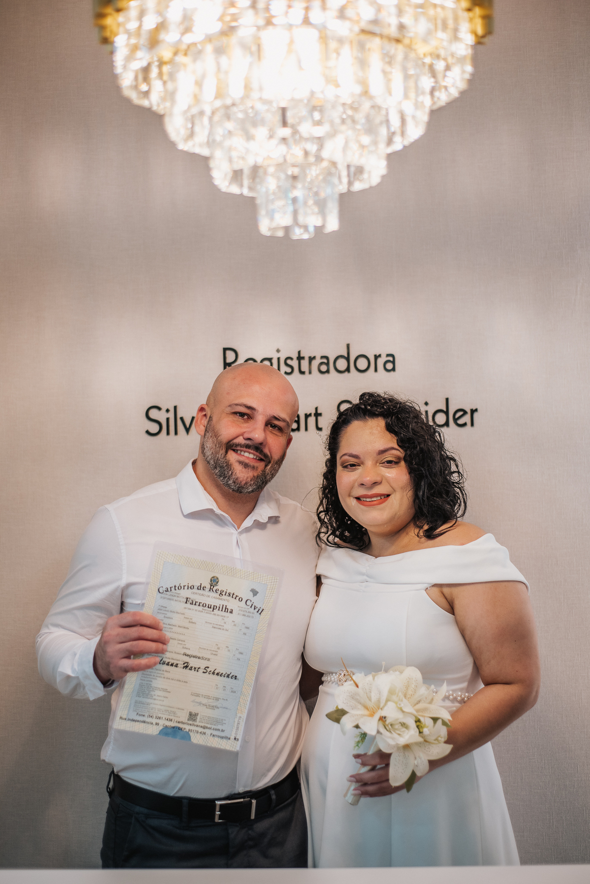 Retrato próximo de Stefhanie e John sorrindo juntos após a cerimônia de casamento civil.
