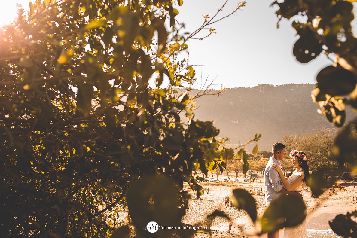 noivos em ensaio na praia