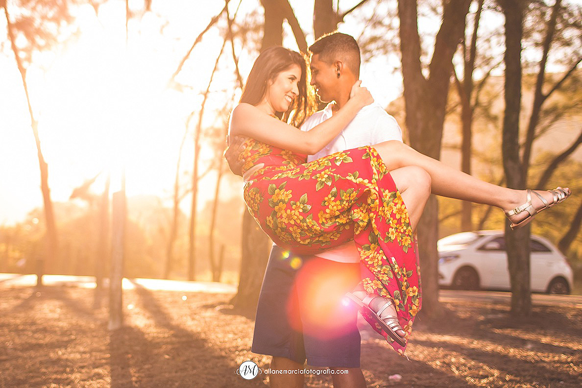 noiva no colo do noivo