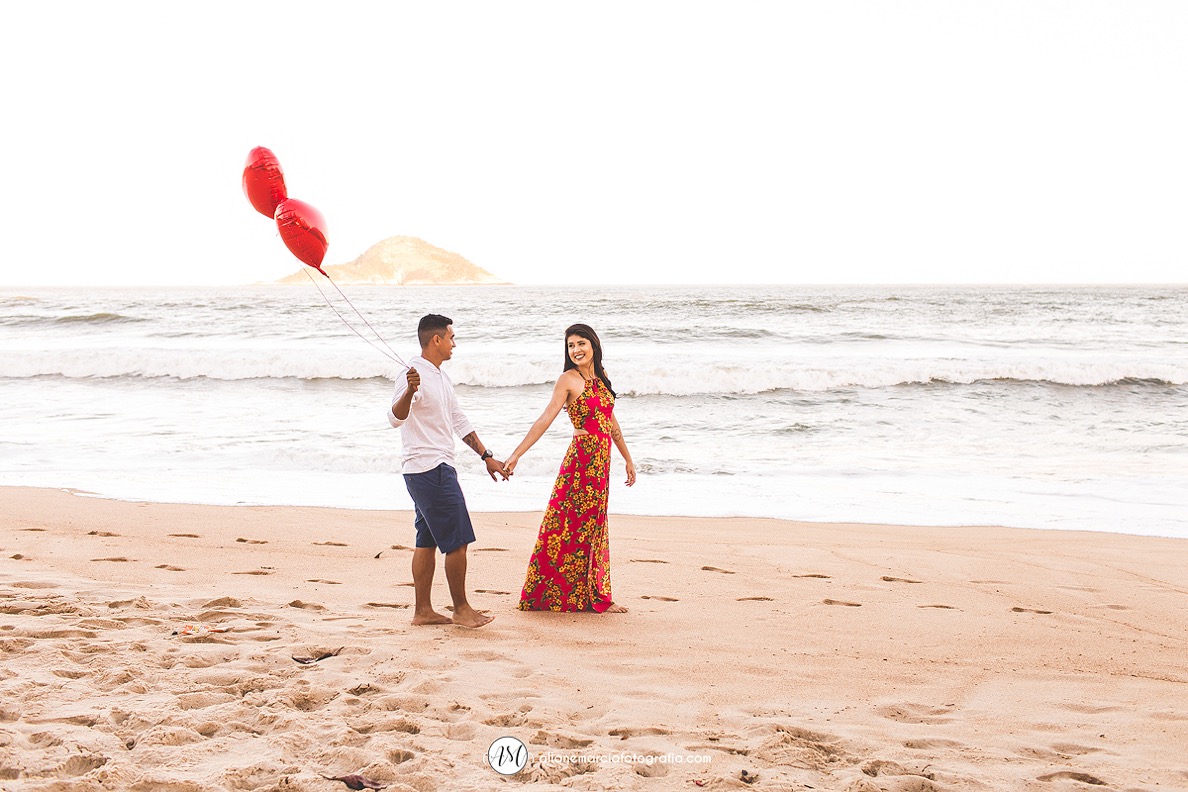 noivos na praia com balão