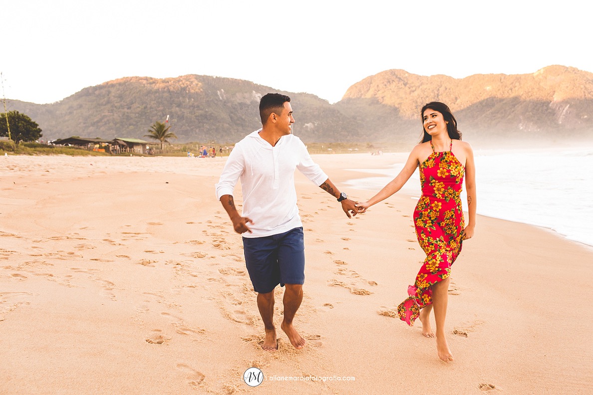 noivos caminhando na praia