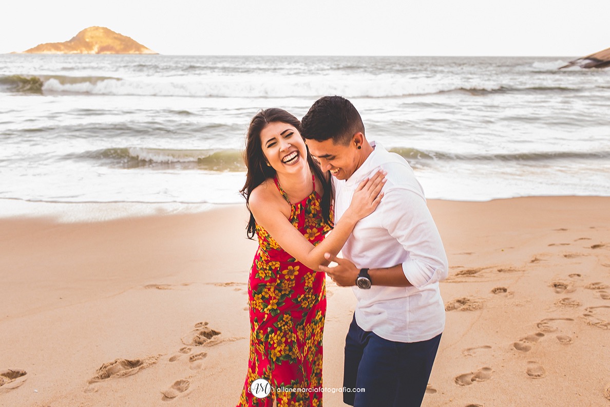 noivos felizes no ensaio