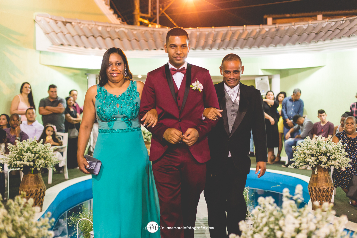 entrada do noivo com pais em casamento
