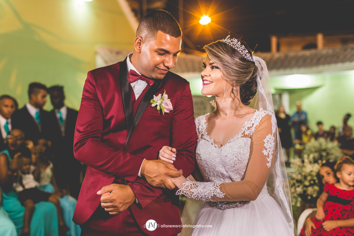 noivos felizes casando