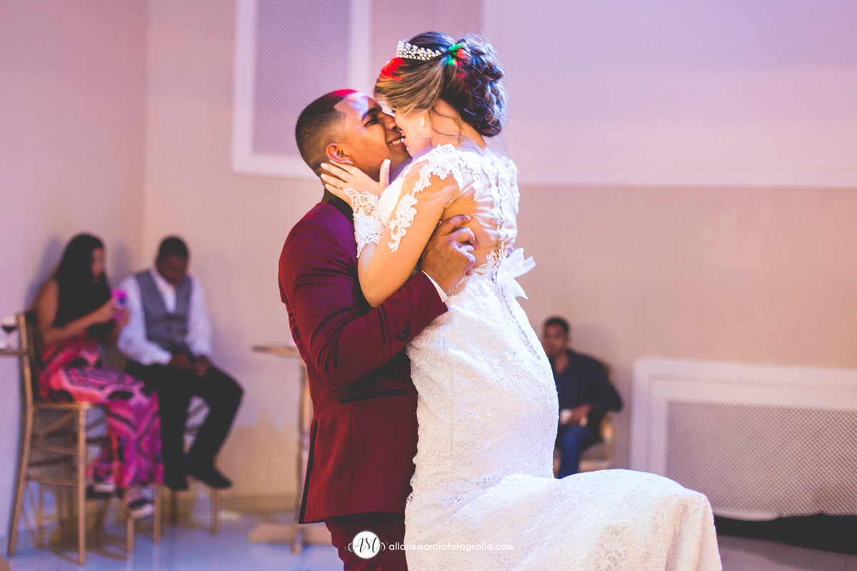 noivos dançando no casamenton