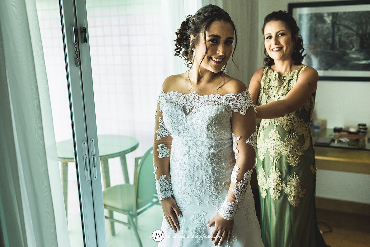 mãe da noiva fechando vestido