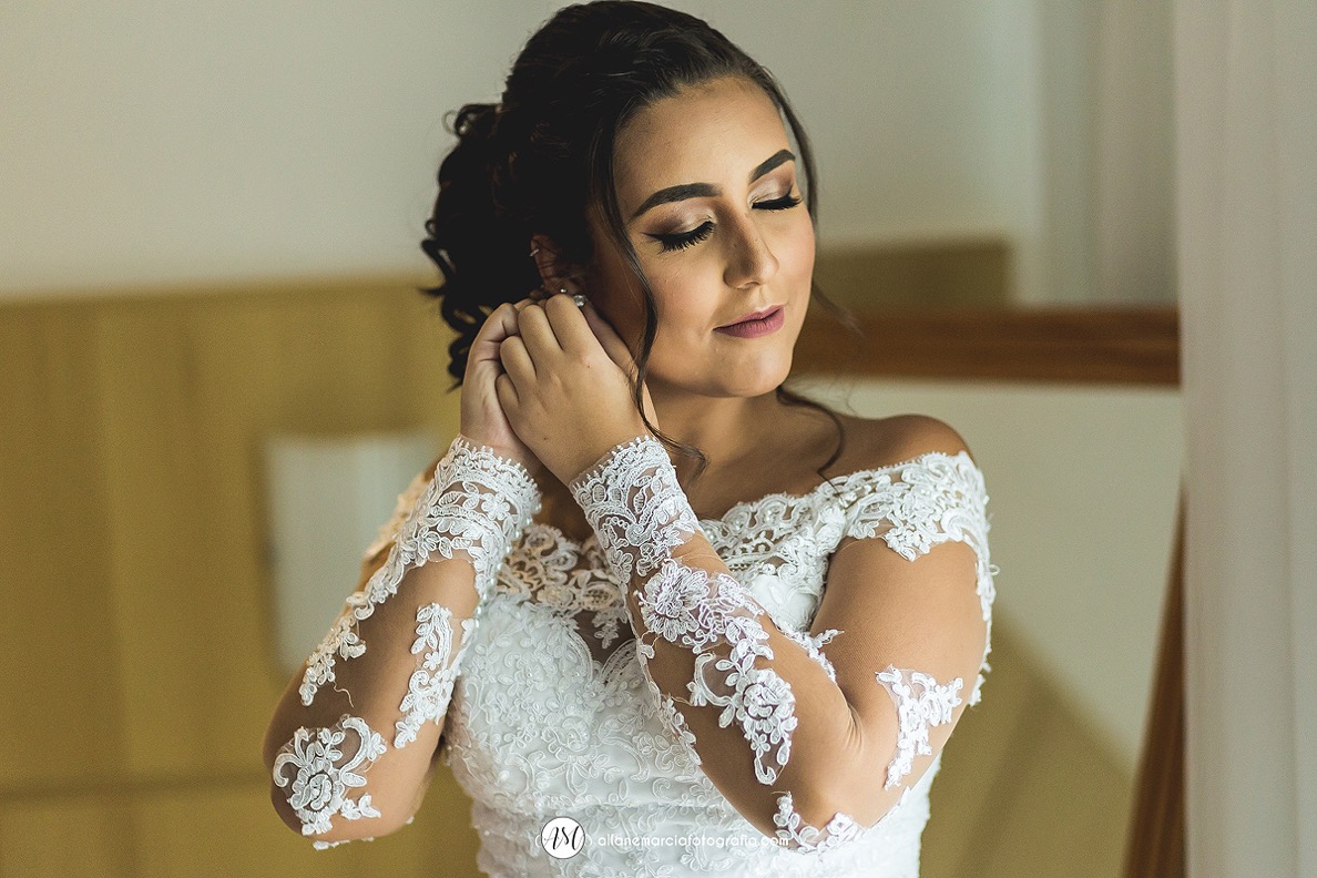 noiva colocando o brinco