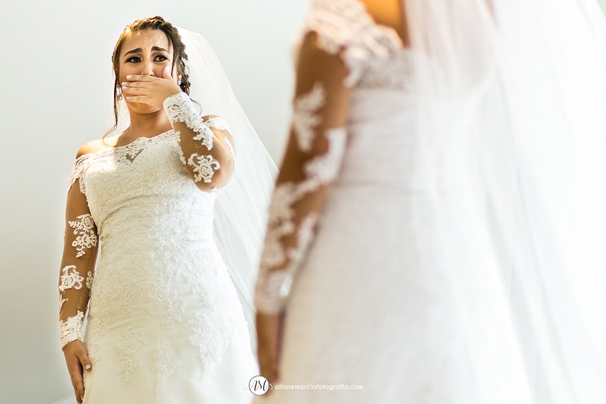 noiva emocionada ao se ver pronta
