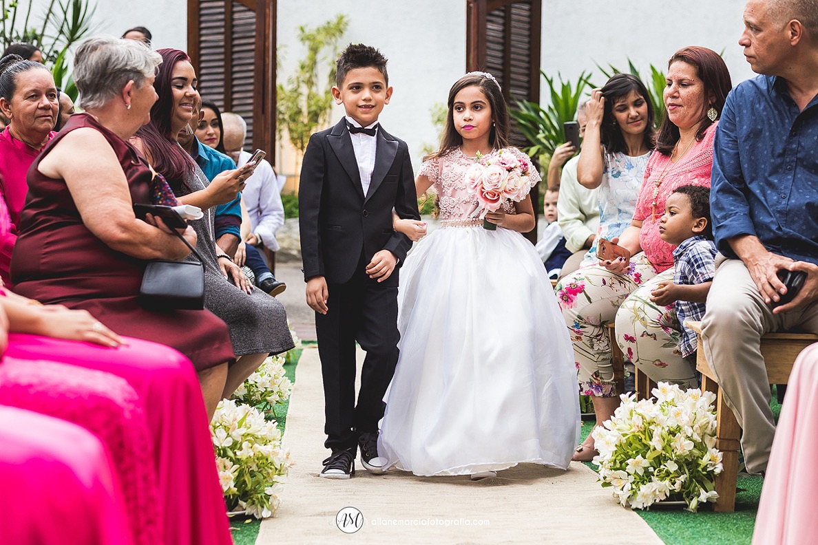 entrada da dama e pajem em casamento ar livre