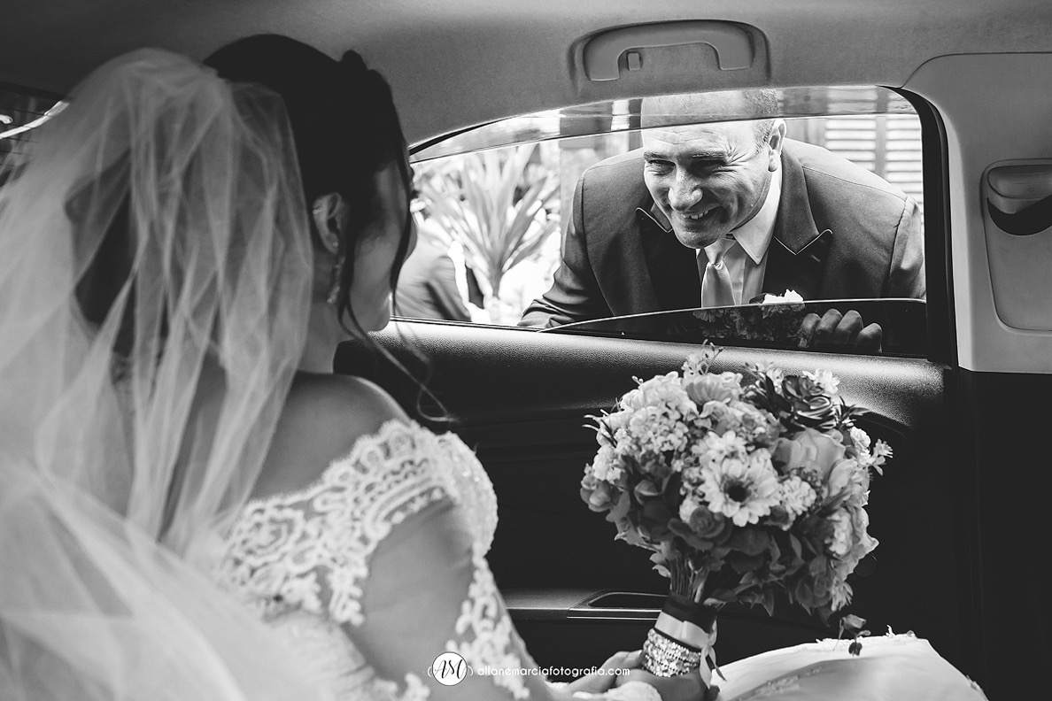 pai da noiva emocionado