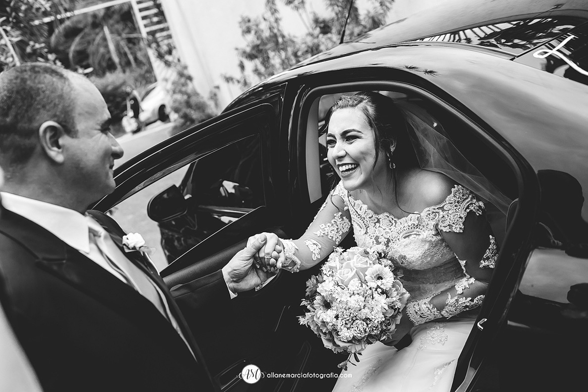 pai tirando noiva do carro