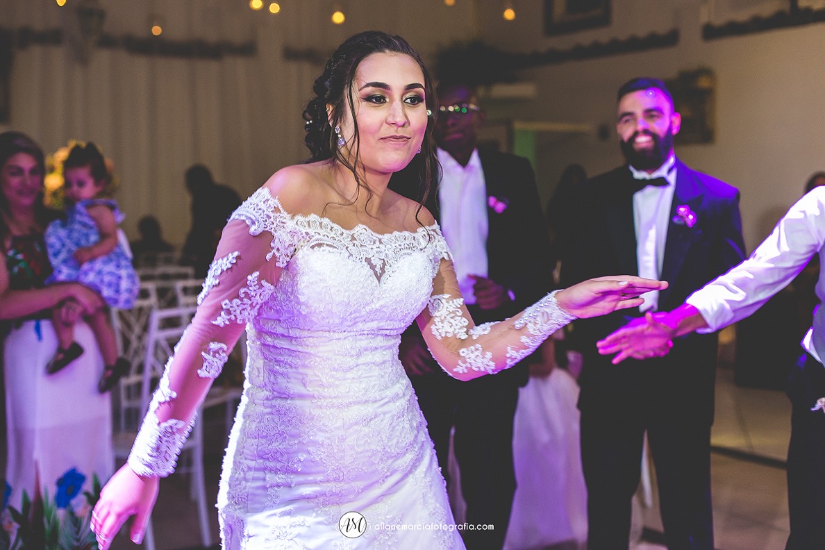 noiva empolgada dançando