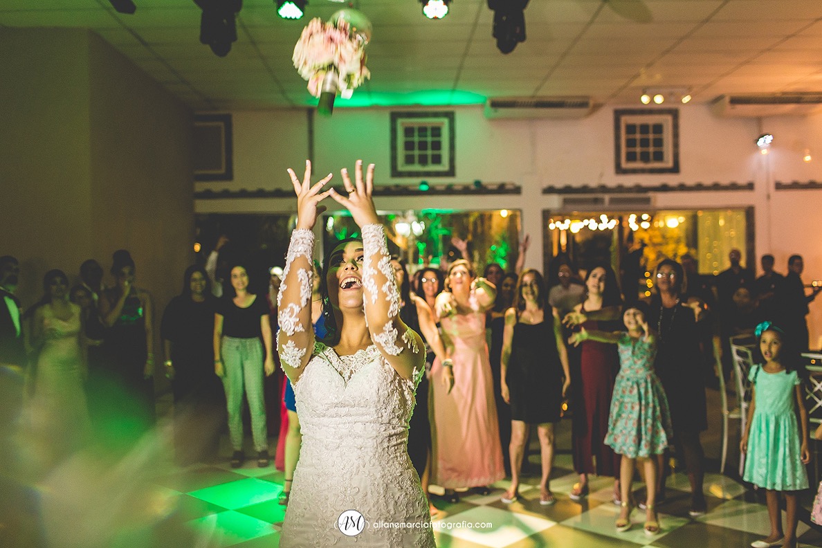 noiva jogando o buque