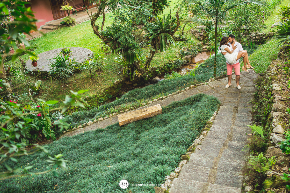 noivo com sua noiva no colo