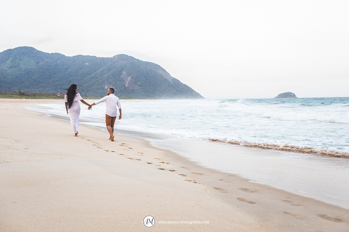 noivos andando na praia