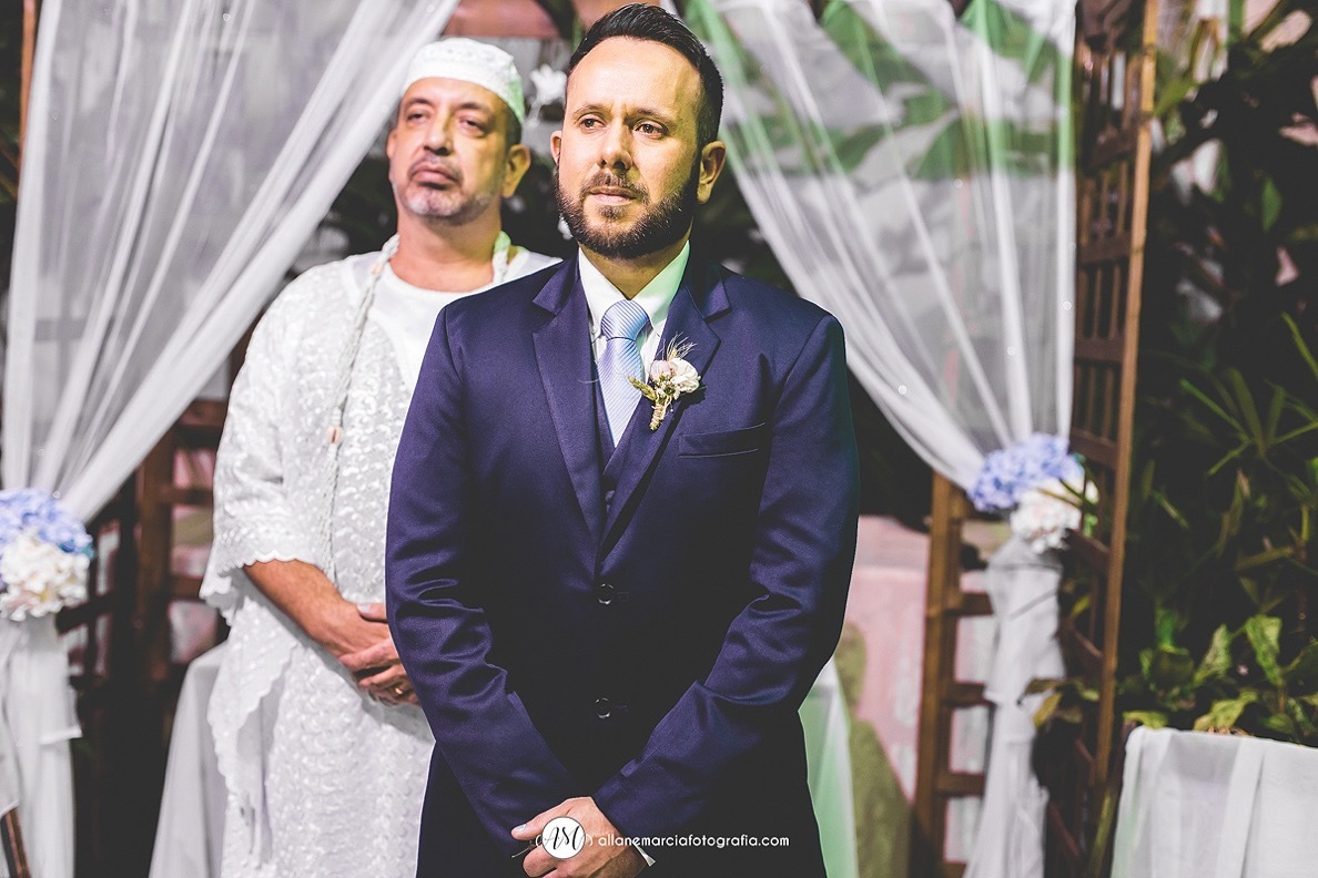 noivo se emocionando no altar