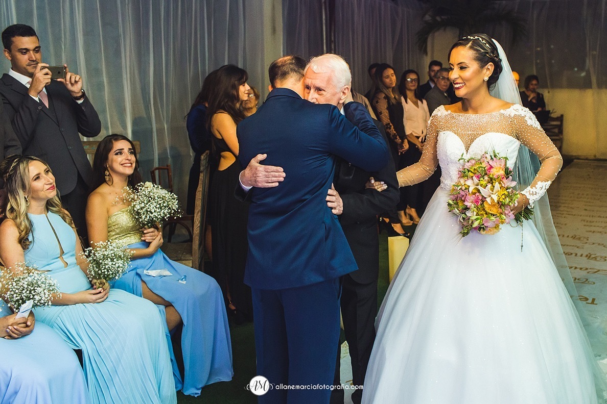 pai da noiva emocionado