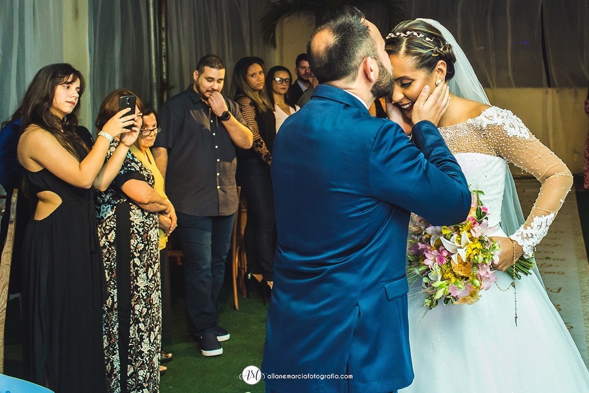 noivo recebendo a noiva no altar