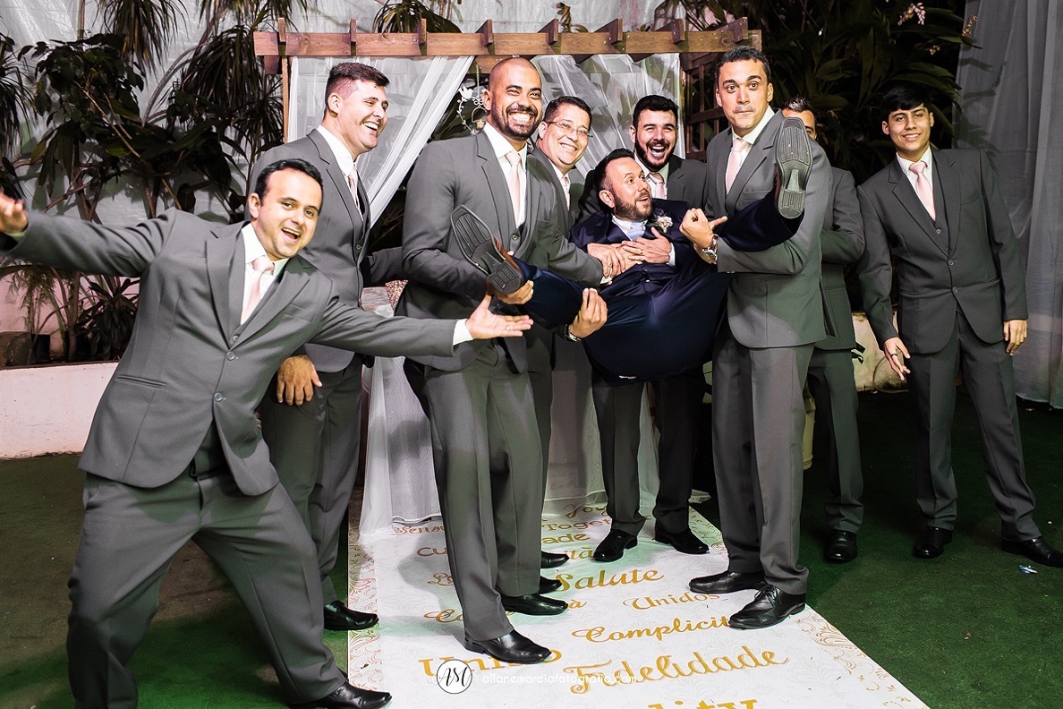 noivo com os padrinhos
