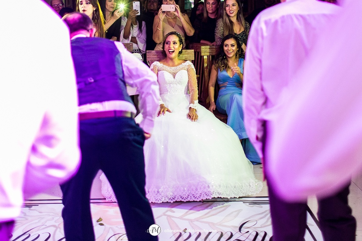 noiva apaixonada com a dança dos padrinhos