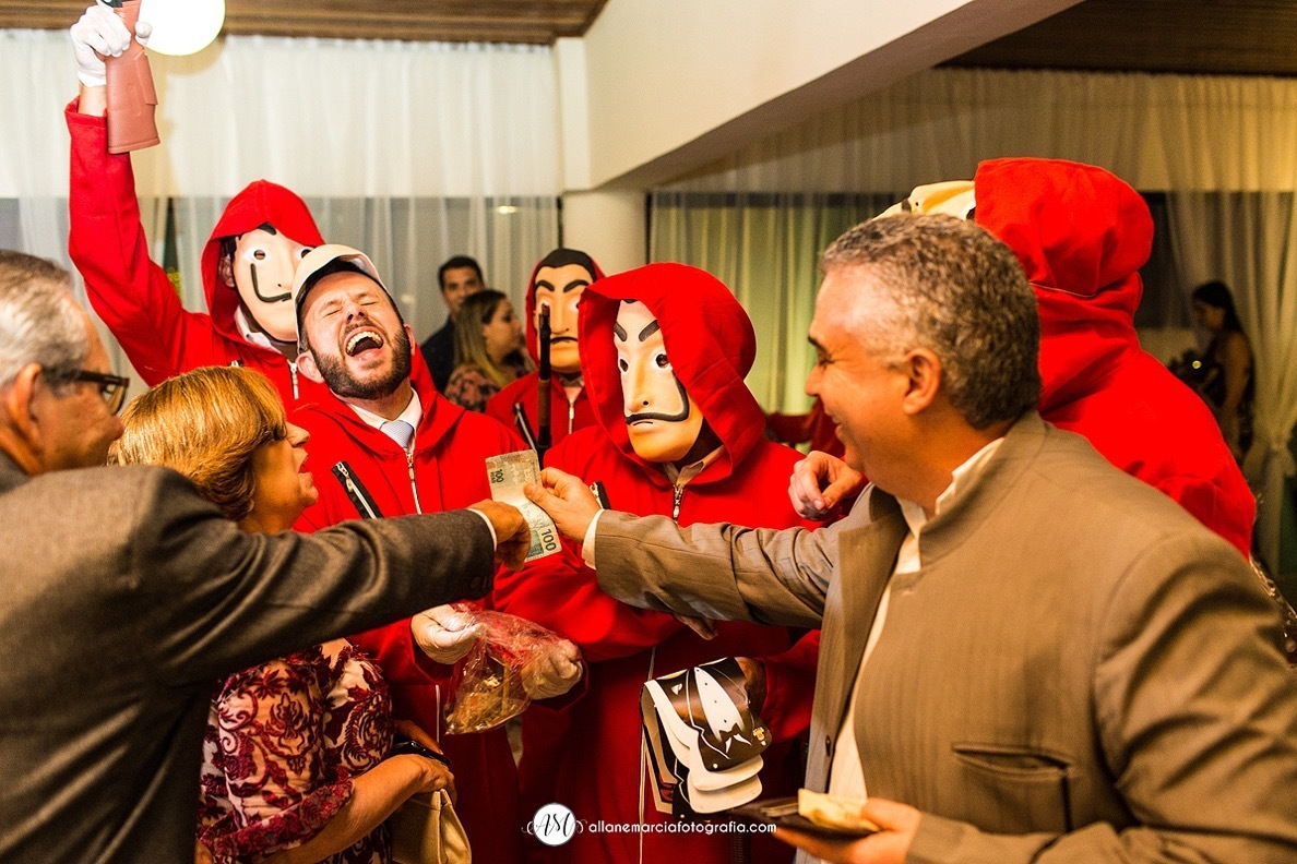 passando a gravata em casamento