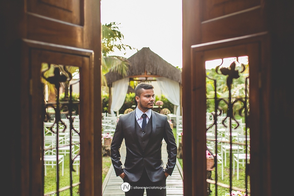 noivo se arrumando para o casamento