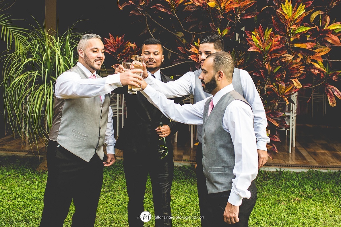 noivo brindando com padrinhos