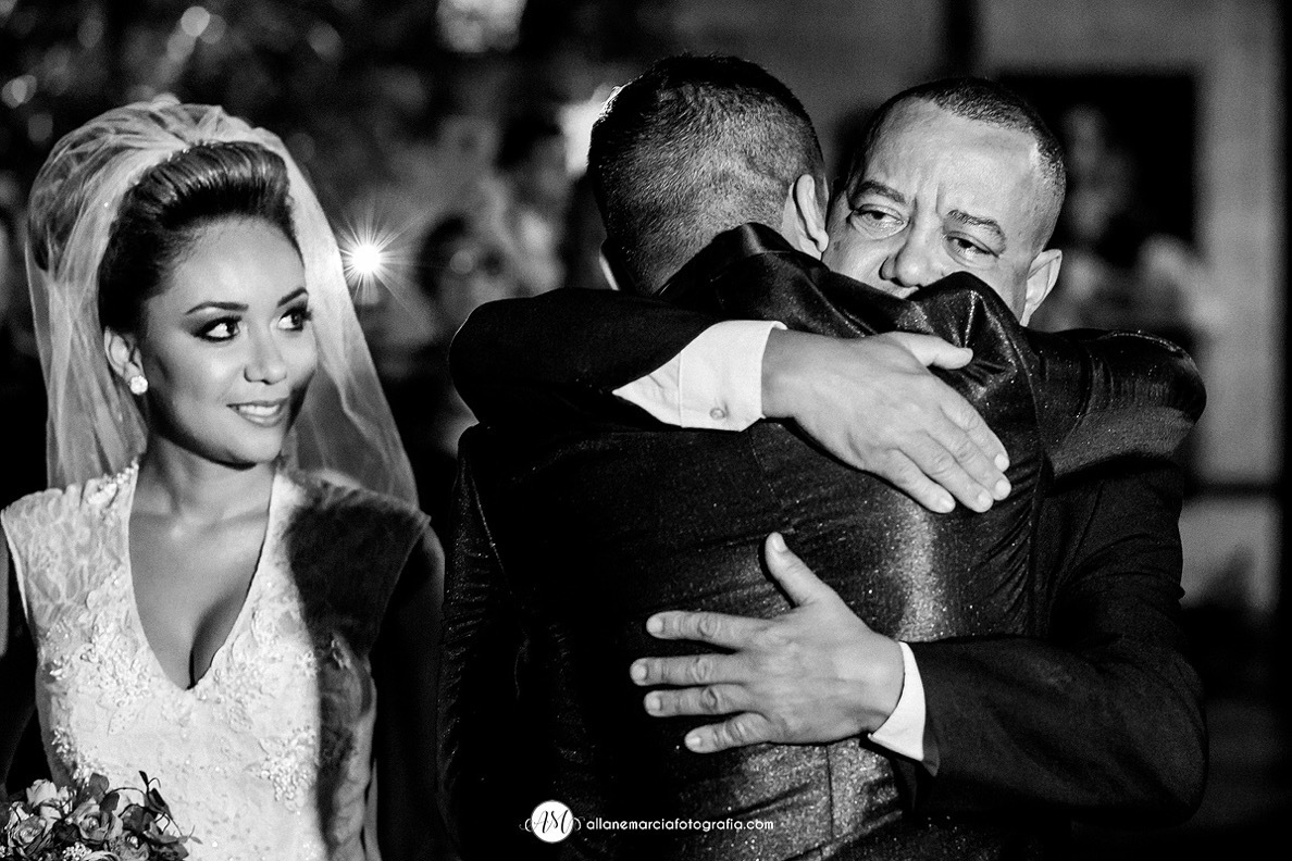 pai da noiva emocionado