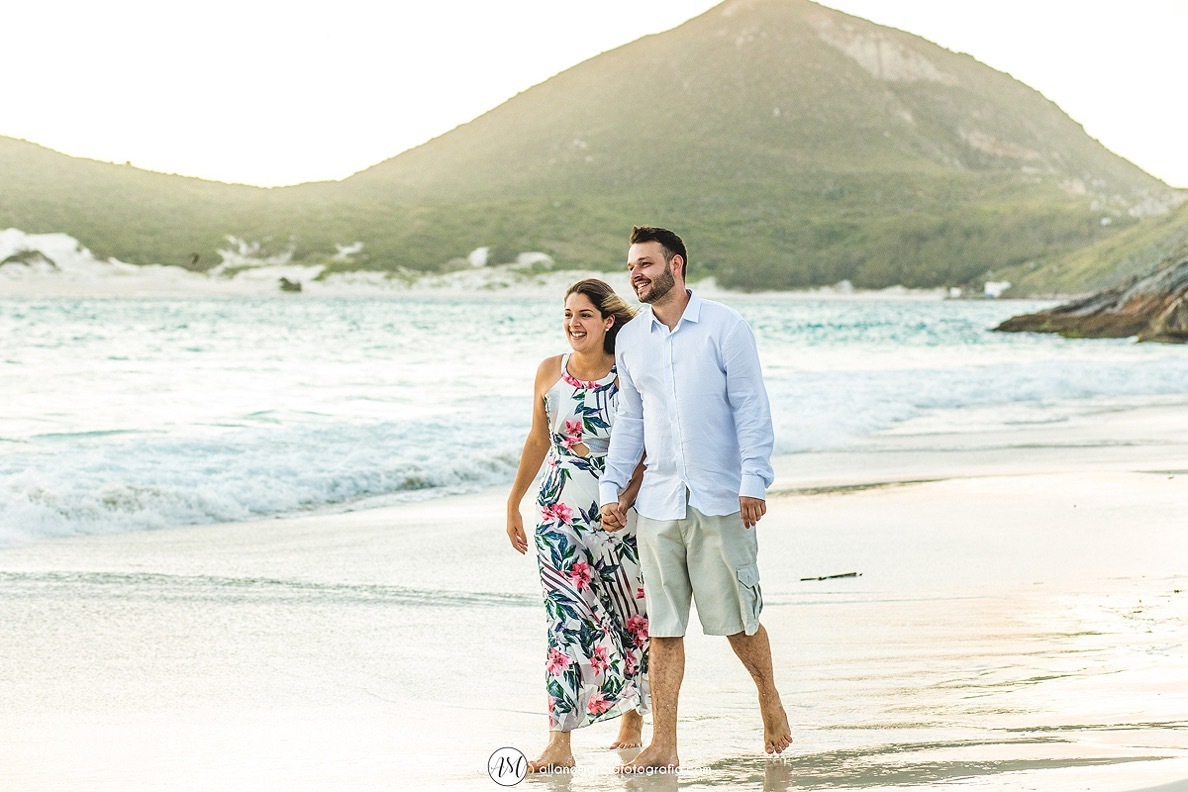 casal andando na praia