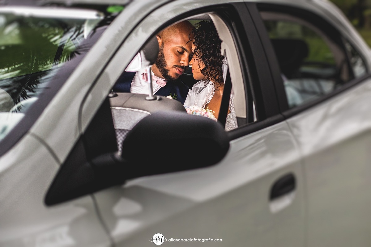 casal no carro